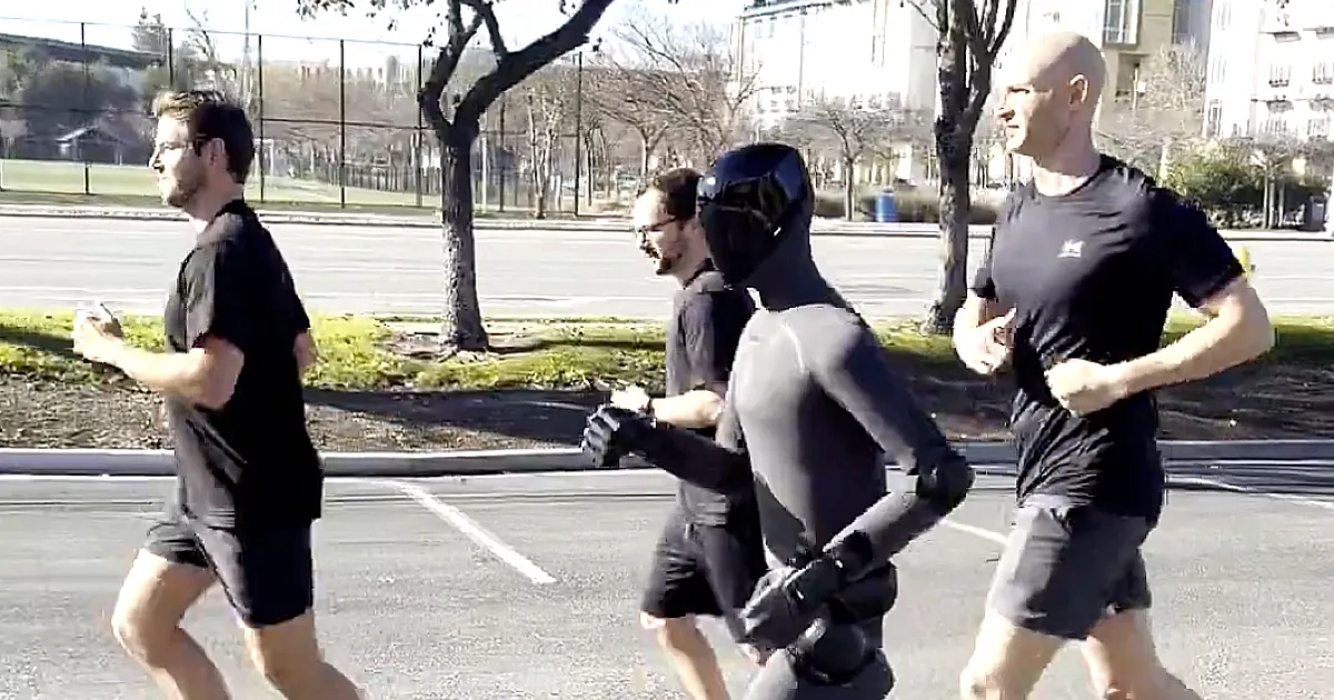 Figure Robot Koşuya Çıktı