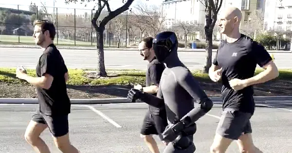 Figure Robot Koşuya Çıktı