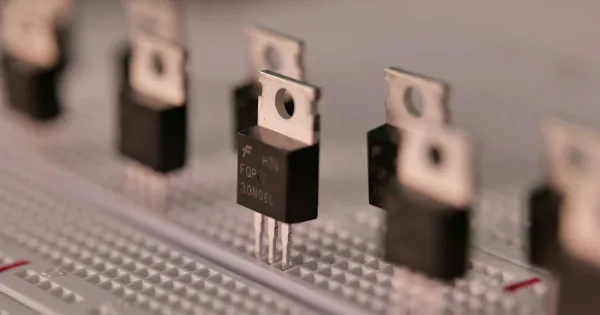 Transistör: Dünyayı Değiştiren Mikroskobik Devrim